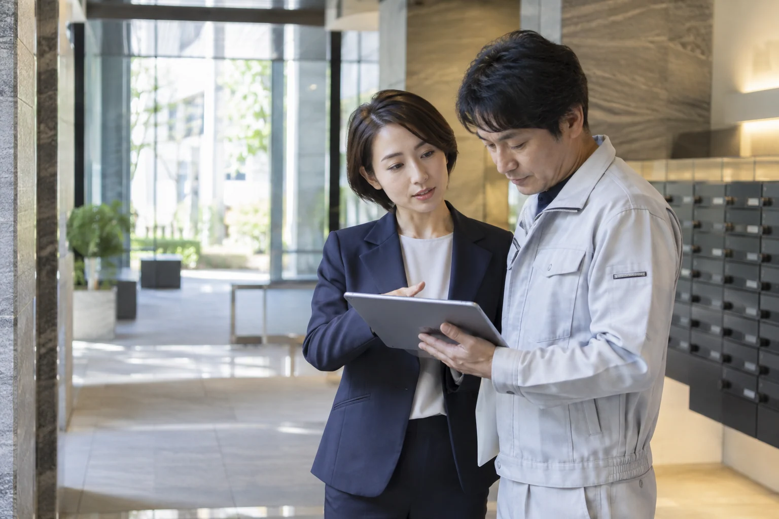 集合住宅でタブレットを確認する管理担当者